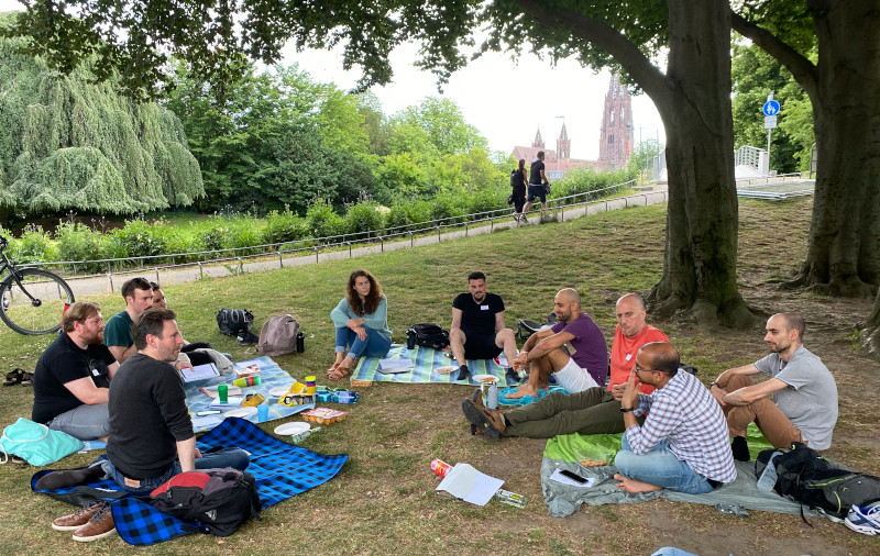 ‘Rationality Freiburg’ Gruppe vertieft in der Diskussion im Stadtgarten